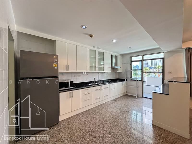 Royal Castle Sukhumvit, Bangkok, 30 Soi Sukhumvit 39, Khlongtoei Nua, Watthana, Bangkok, 3 Bedrooms, 160 sqm, Condo For Rent, by Bangkok House Living, 11156232 - DDproperty.com
