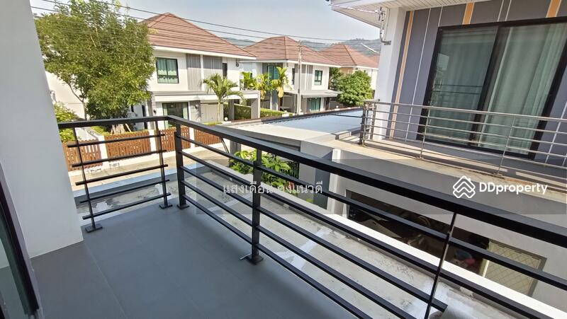 ระเบียงชั้นสอง ห้องนอนใหญ่