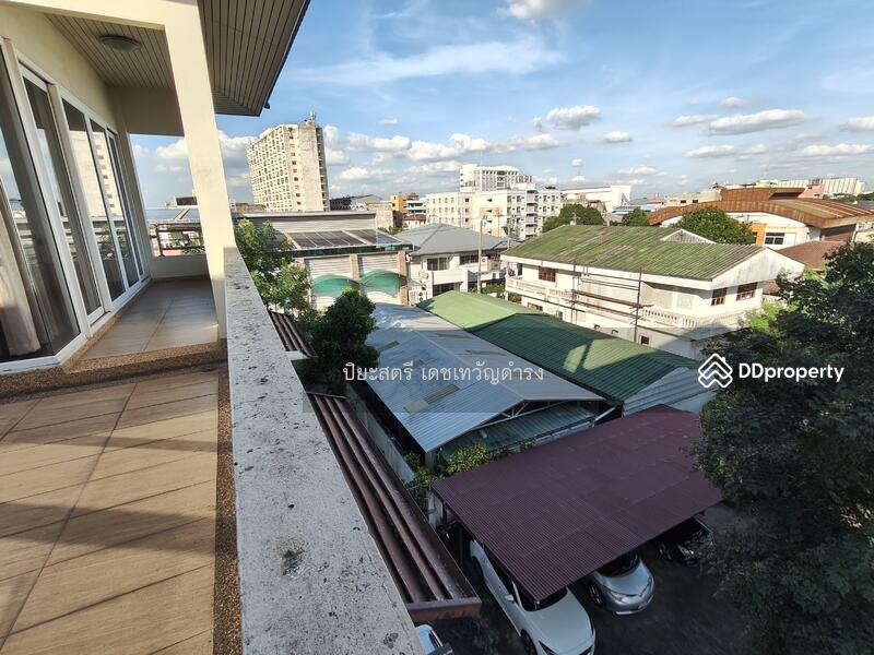 บรรยากาศรอบอาคาร