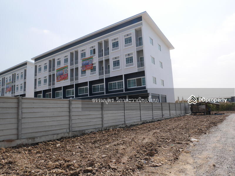 ภาพอาคารพาณิชย์สร้างใหม่ 4 ชั้น 16 คูหาอยู่ด้านซ้ายของที่ดิน