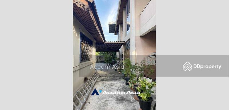 For Sale - 6 Bedrooms House for Sale in Sukhumvit, Bangkok near BTS Ekkamai (AA33545), Bangkok