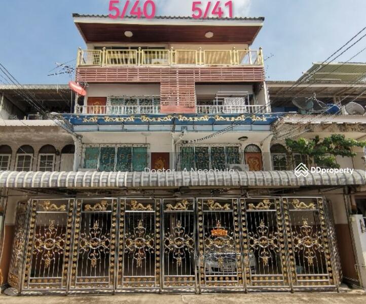 For Sale - Townhouse for Sale Near Subway Train 500 m at 5/41 Setsiri Road, Dusit in the Center of Bangkok, Bangkok