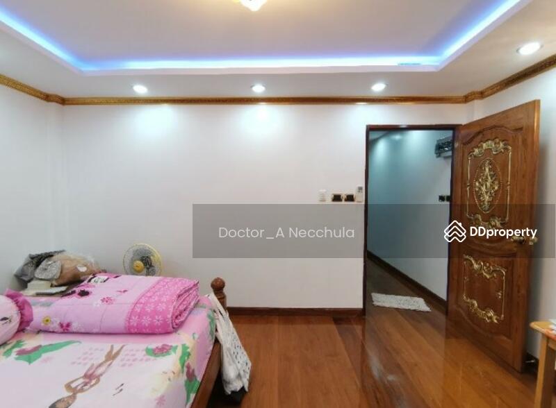 For Sale - Townhouse for Sale Near Subway Train 500 m at 5/41 Setsiri Road, Dusit in the Center of Bangkok, Bangkok