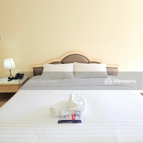 One bedroom: kingsize bed.