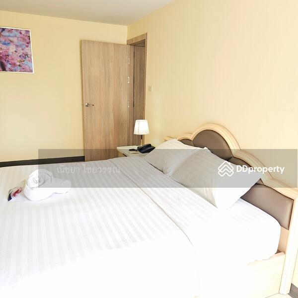 One bedroom: Kingsize bed.