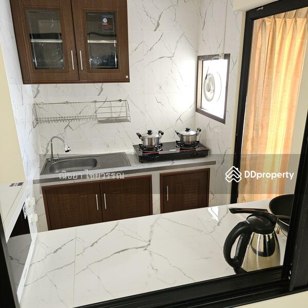 Fully equipped kitchen with stove gas. Kitchen have window fan ventilation.