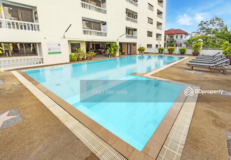 Swimming pool with children's pool on 2nd floor of Building A.