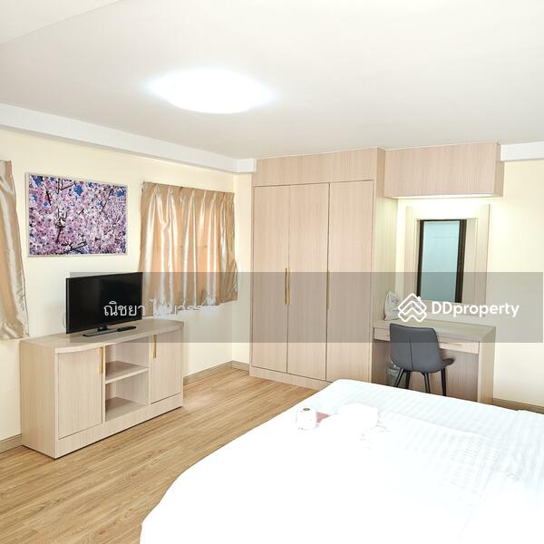 Spacious bedroom.