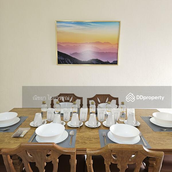Dinning area for 6 guests.