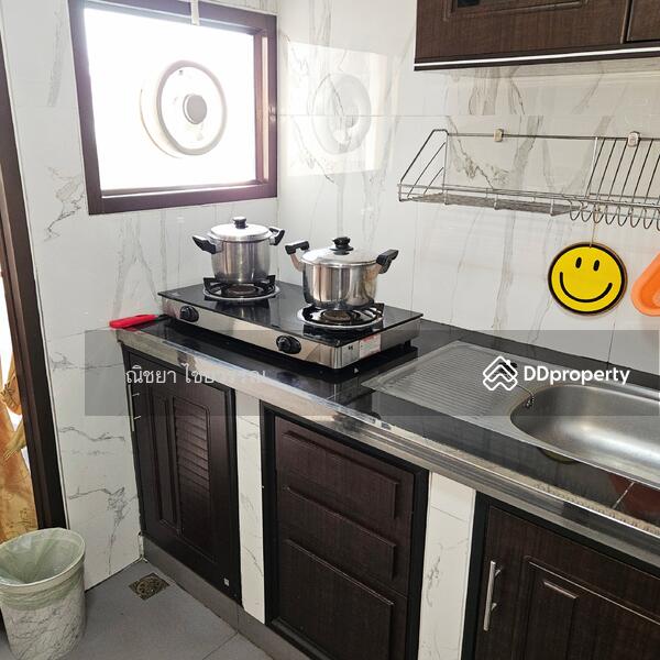 Kitchen with stove (gas).