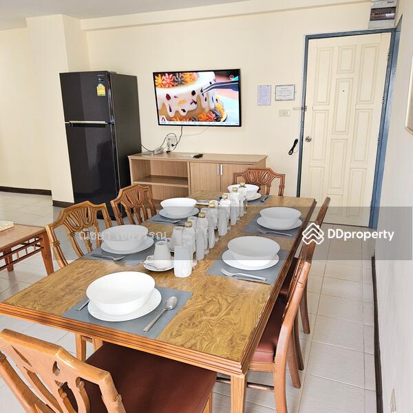 Dinning table for 6 guests. Fully equipped utensils. 