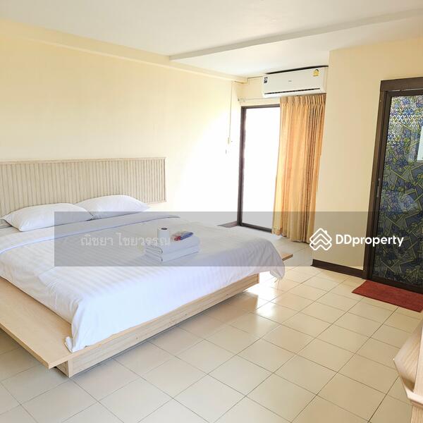 1st Bedroom with kingsize bed. 
