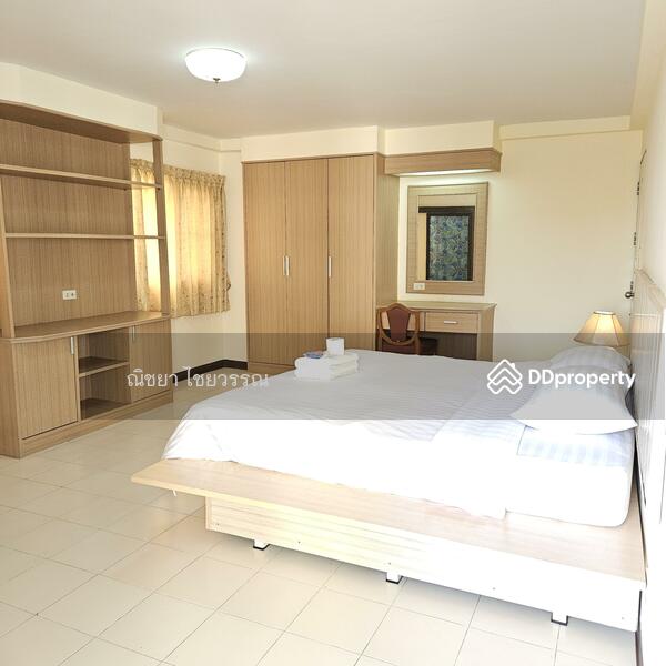 1st Bedroom with kingsize bed.