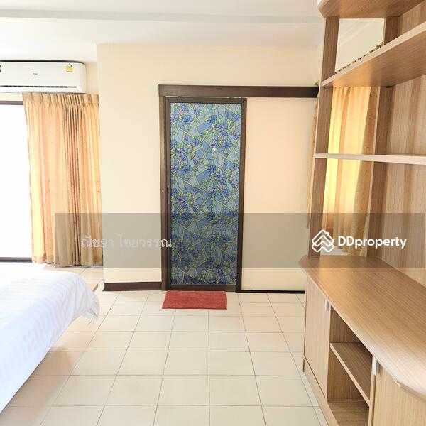 1st Bedroom with ensuite bathroom.