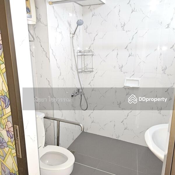 2nd Bathroom.