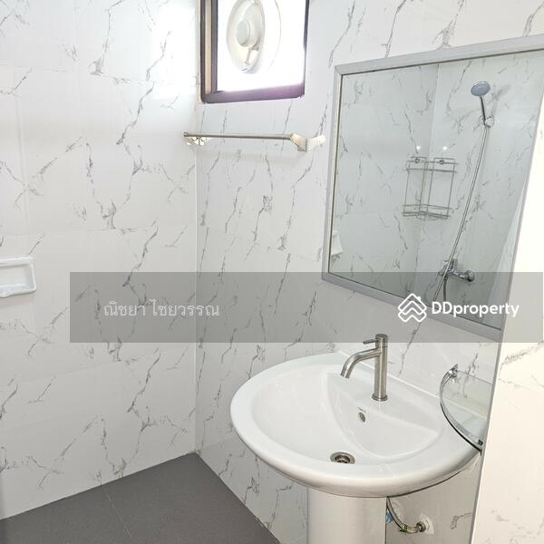 2nd Bathroom.
