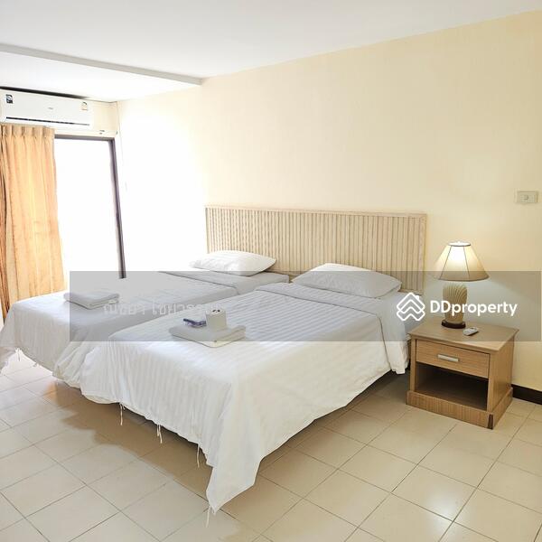 2nd Bedroom with 2 twin beds.