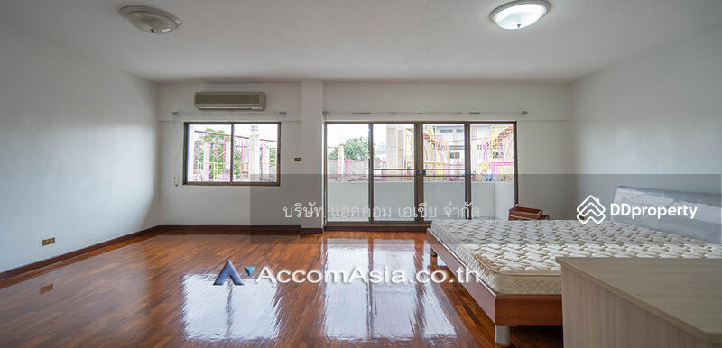 ให้เช่า - Townhouse for Rent in Sathorn Bangkok near MRT KhlongToei MRT Lumphini at Yenagard Residence AA21836, กรุงเทพ