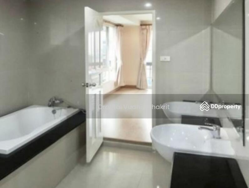 Bathroom with bathtub