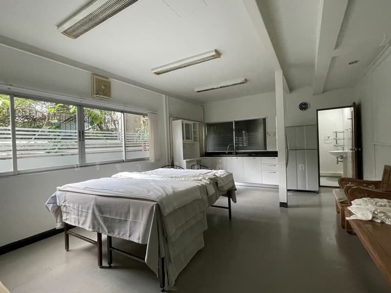 Home Office studio room in low-rise Apartment around BTS Phrom Phong, Bangkok, Sukhumvit 24, Khlong Toei, Bangkok, Studio, 40 sqm, Apartment For Rent, by ปรีชา จิตต์สมนึก, 11261419 - DDproperty.com