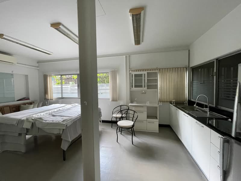 Home Office studio room in low-rise Apartment around BTS Phrom Phong, Bangkok, Sukhumvit 24, Khlong Toei, Bangkok, Studio, 40 sqm, Apartment For Rent, by ปรีชา จิตต์สมนึก, 11261419 - DDproperty.com