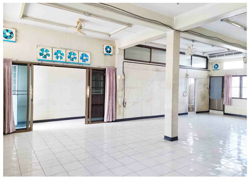 Commercial building on Chang Phueak Road, CBD area, very good location, suitable for business, Chiang Mai, ถนนช้างเผือก, Sri Phum, Muang Chiang Mai, Chiang Mai, , 800 sqm, Shophouse For Sale, by ฌัชษชี ฌัชปภาส์มณ, 11263395 - DDproperty.com