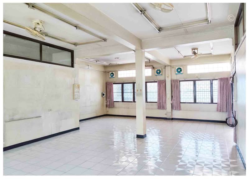 Commercial building on Chang Phueak Road, CBD area, very good location, suitable for business, Chiang Mai, ถนนช้างเผือก, Sri Phum, Muang Chiang Mai, Chiang Mai, , 800 sqm, Shophouse For Sale, by ฌัชษชี ฌัชปภาส์มณ, 11263395 - DDproperty.com