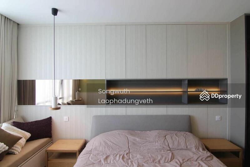 Modern  master bedroom .