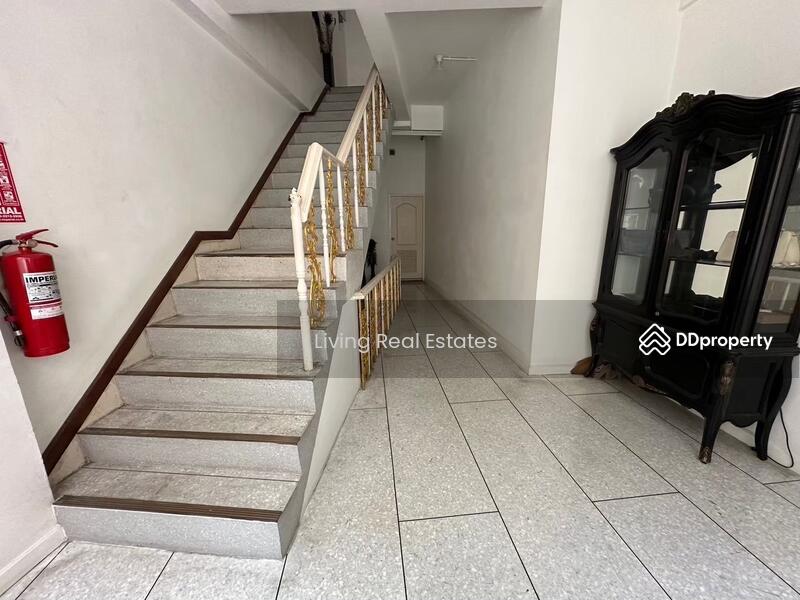 For Sale - อาคารพาณิชย์ 5.5 ชั้น ทำเลทอง ย่านสีลม, Bangkok