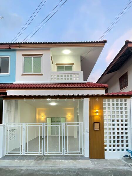 ทาวน์โฮมแฝด 2 ชั้น หมู่บ้านสวนเทพประทาน คลองสอง อำเภอคลองหลวง ปทุมธานี, Pathum Thani, Khlong Song, Khlong Luang, Pathum Thani, 4 Bedrooms, 109 sqm, Townhouse For Sale, by Pichitchai Kaensaksiri, 11298710 - DDproperty.com