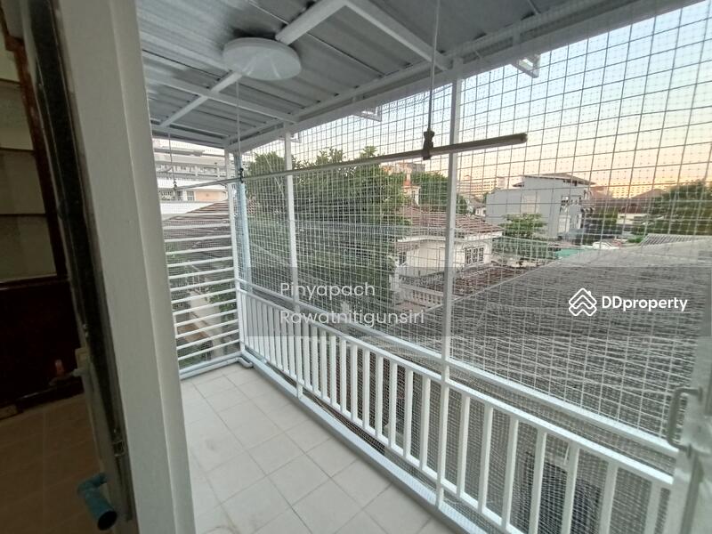 ระเบียงตากผ้า ห้องด้านหลัง