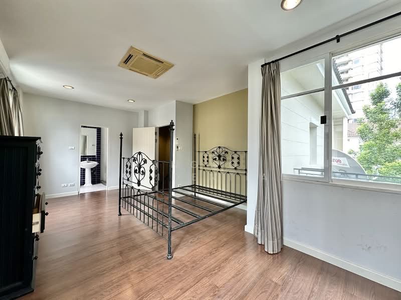 Baan Klang Krung Thonglor, Bangkok, 55 Soi Sukhumvit 55, Khlong Tan Nua, Watthana, Bangkok, 3 Bedrooms, 320 sqm, Townhouse For Rent, by Bangkok Residential, 11400194 - DDproperty.com