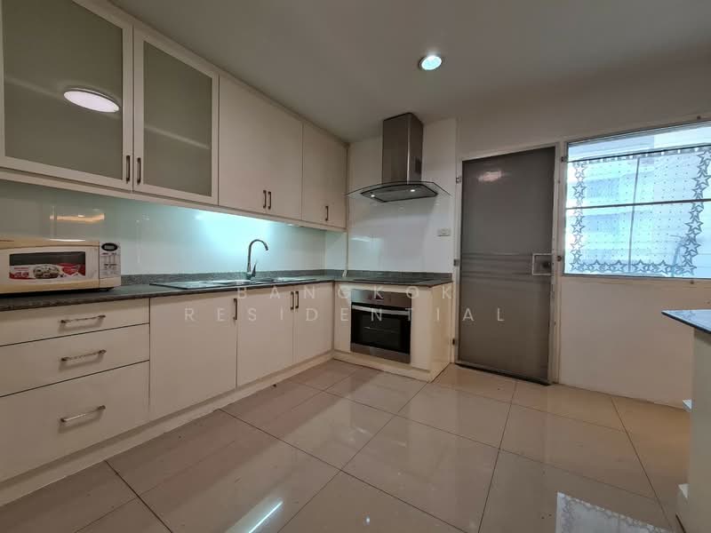 D.S. Tower 1 Sukhumvit 33, Bangkok, Soi Phrom Chit, Khlong Tan Nua, Watthana, Bangkok, 3 Bedrooms, 236 sqm, Condo For Rent, by Bangkok Residential, 11412882 - DDproperty.com