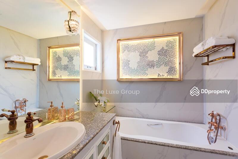 ให้เช่า - 4-storey luxury townhouse, Pradit Manutham, กรุงเทพ