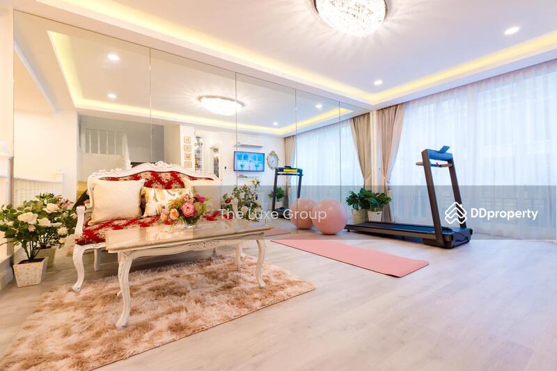 ให้เช่า - 4-storey luxury townhouse, Pradit Manutham, กรุงเทพ