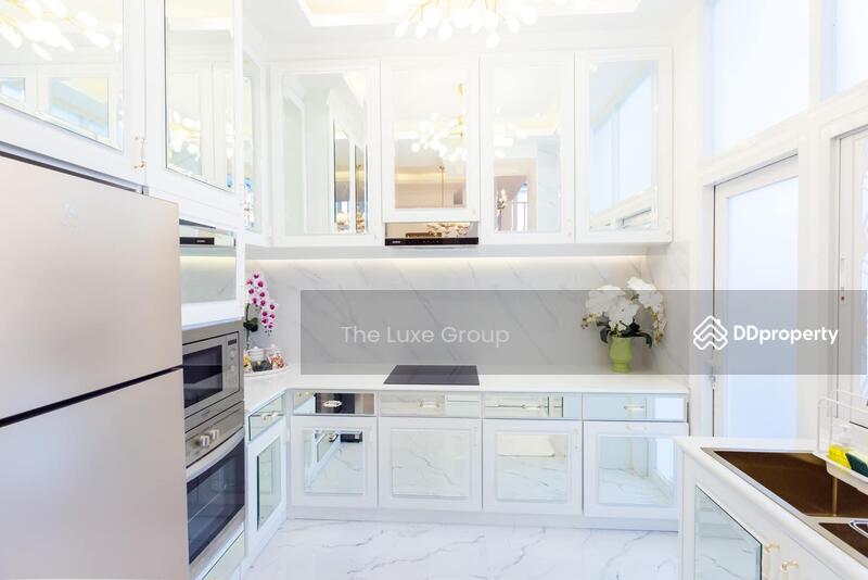 ให้เช่า - 4-storey luxury townhouse, Pradit Manutham, กรุงเทพ