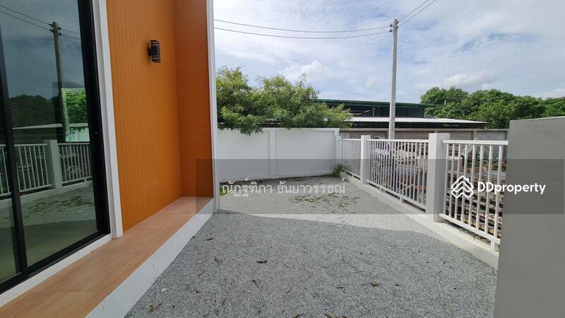 Yalangoch tanasida külotlu çorapdagi xotinning fotosurati