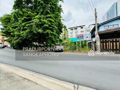 ขาย - อาคารพาณิชย์ 4 ชั้น 3 คูหา พร้อมที่ดินเปล่า 100 ตร.ว ซอยรามอินทรา 58, กรุงเทพ