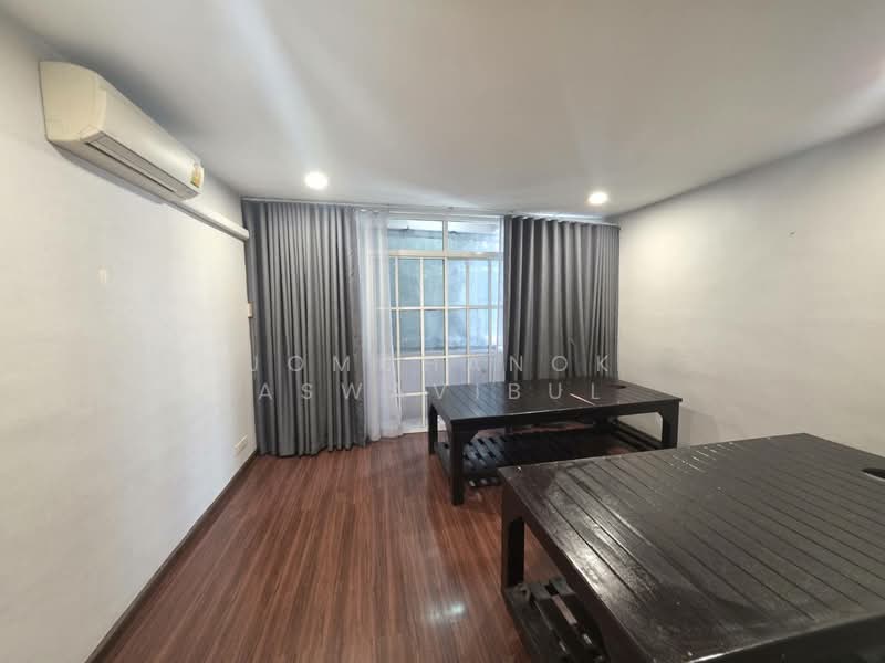 ขาย - Shophouse near BTS Ekkamai, กรุงเทพ
