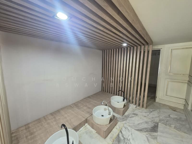 ขาย - Shophouse near BTS Ekkamai, กรุงเทพ