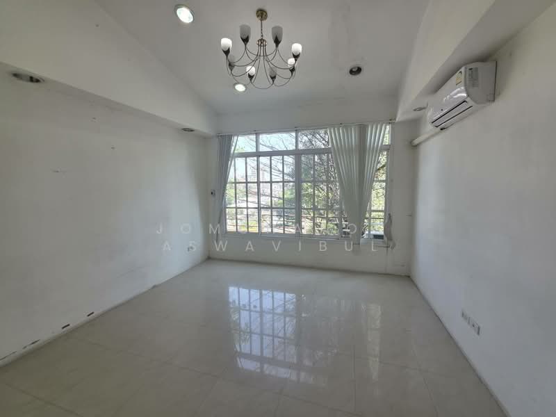 ขาย - Shophouse near BTS Ekkamai, กรุงเทพ