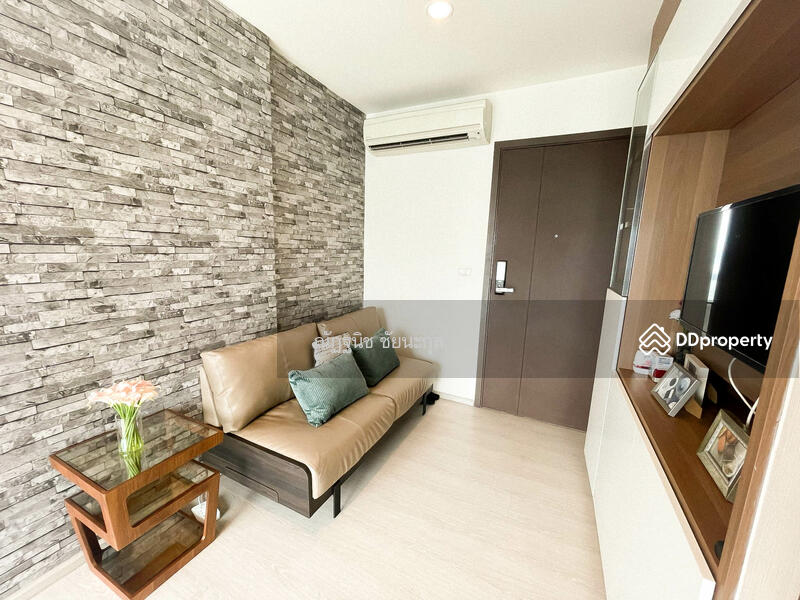 This room have 2 TV 