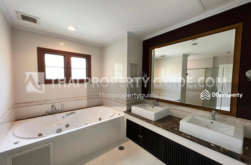 For Rent - House with Shared Pool in Pattanakarn, Bangkok