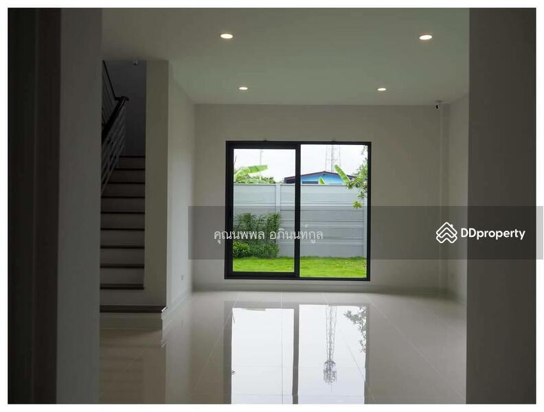 โถงชั้นล่าง ขณะยังไม่ได้บิ๊วท์อิน