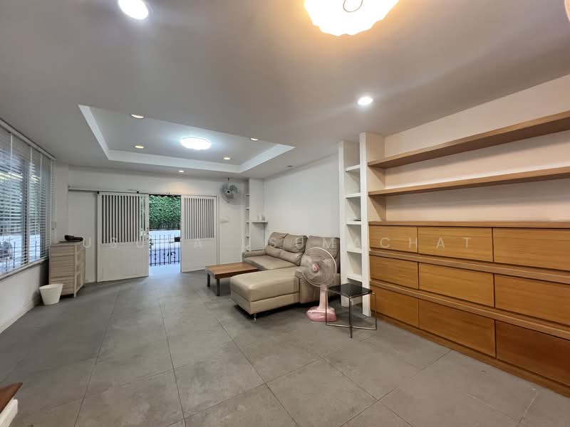 Baan Klang Krung Thonglor, Bangkok, 55 Soi Sukhumvit 55, Khlong Tan Nua, Watthana, Bangkok, 4 Bedrooms, 300 sqm, Townhouse For Rent, by Usuma Usumachat, 11502416 - DDproperty.com