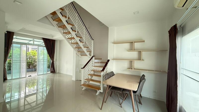 For Rent - ให้เช่าบ้านพร้อมเฟอร์นิเจอร์ ทำเลดี ใกล้เจปาร์ค หมู่บ้าน ทรีโอ้ทาวน์ ศรีราชา (Office A), Chon Buri