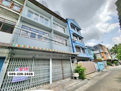ขาย - ขายตึกแถว 3ชั้น 2คูหา ซอยจรัญสนิทวงศ์ 25 พื้นที่ใช้สอย 330 ตรม., กรุงเทพ