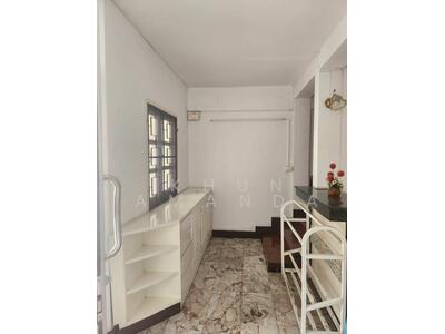 ขาย - ขายทาวน์เฮาส์ 3 ชั้น จำนวน 2 หลังติดกัน ถ.ทองหล่อ, กรุงเทพ