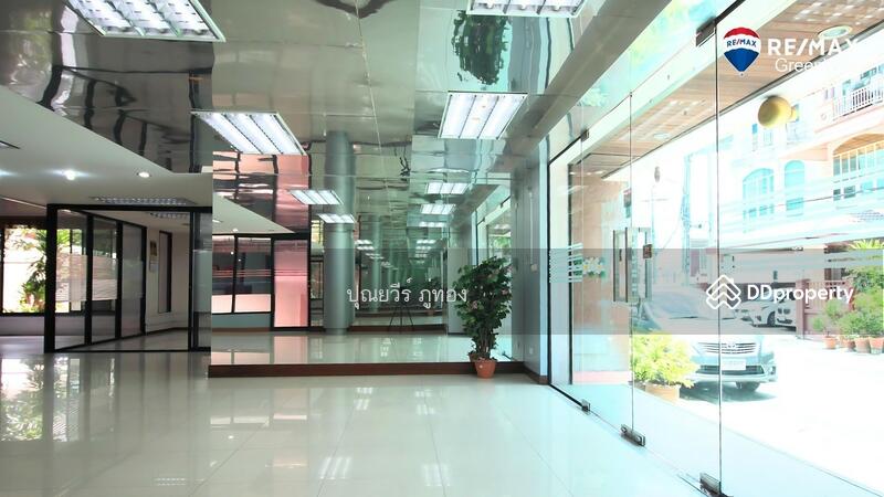 โฮมออฟฟิศ ณ สยาม พาร์ค ถนนกรุงเทพฯ-นนทบุรี ซอย 6 แปลงมุม 211 ตรว. เหมือนบ้านเดี่ยวหลังใหญ่ 