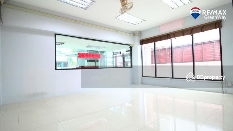 โฮมออฟฟิศ ณ สยาม พาร์ค ถนนกรุงเทพฯ-นนทบุรี ซอย 6 แปลงมุม 211 ตรว. เหมือนบ้านเดี่ยวหลังใหญ่ 